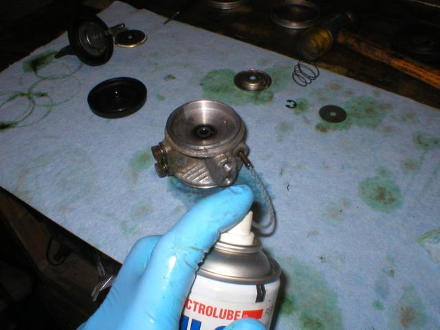 Spraying solvent into the leakage return spigot